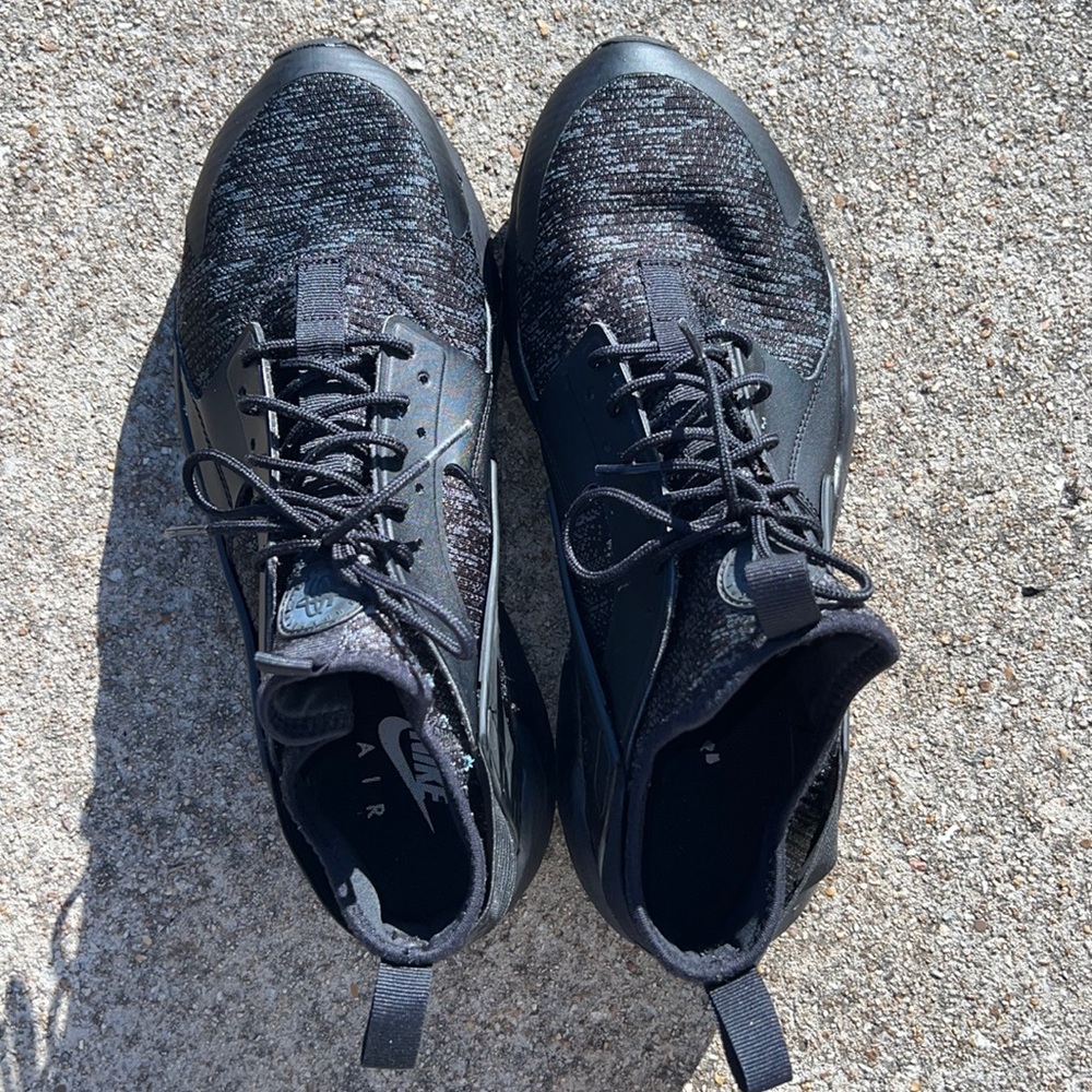 Nike Air Huarache Run Ultra Se | Men: Size 12 | Color: Black and Grey
